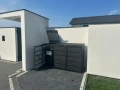 Czarna solidna metalowa osłona na zewnętrzne kosze na śmieci Premium RAL 9005 malowana proszkowo